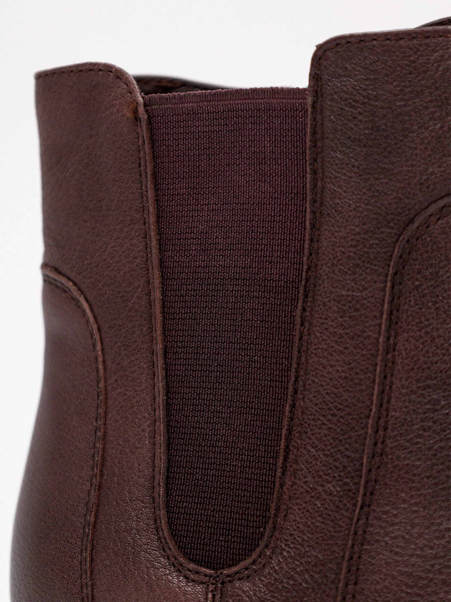 Ботинки бордового цвета с эластичной вставкой